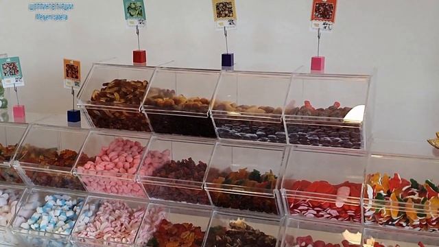 Люксовые марки есть, бюджетные магазины тоже. Отличный торговый центр в Белеке Ленд оф Легендс. смотреть онлайн