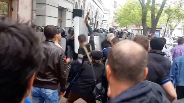 Пророссийские оттеснили милицию смотреть онлайн