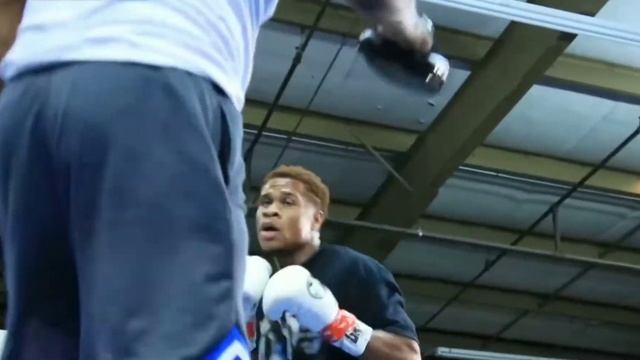 Абсолютный чемпион мира в легком весе Девин Хэйни - покрасовался и показал скоростные комбинации смотреть онлайн