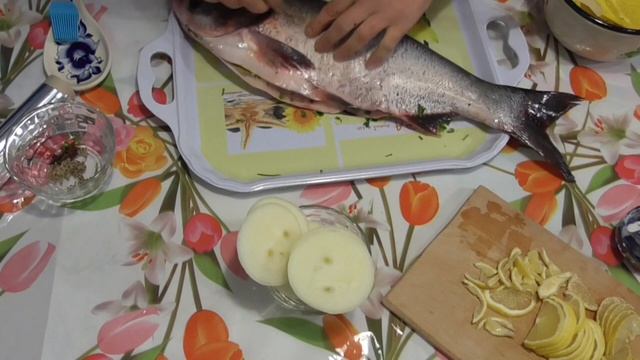 Толстолобик запечённый целиком / Товстолобик запечений в духовці / Рыбные блюда смотреть онлайн