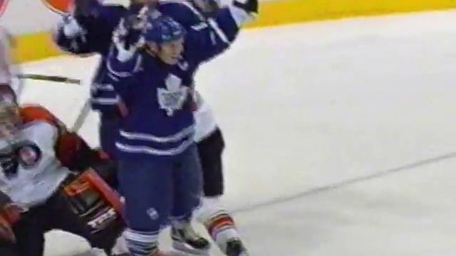2003 ECQF Flyers eliminate Leafs with blowout win смотреть онлайн