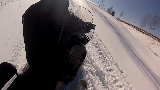 катаемся на снегоходе и сноуборде по оврагу смотреть онлайн