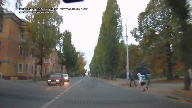 Девочка бросается под колеса. Липецк, ул. Ушинского смотреть онлайн