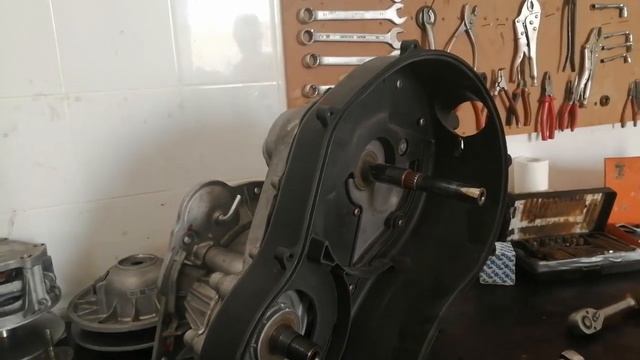 How to repair transmission 1000 scrambler (gearbox disassembly) PART 1 смотреть онлайн