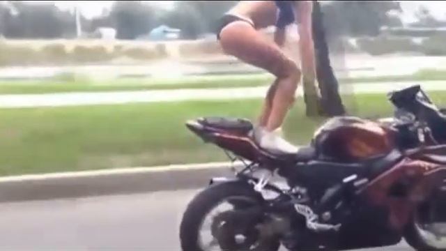 Красивые трюки красивой девуки на байке смотреть онлайн