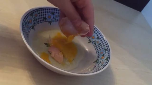 Давим яйцо одной рукой бедные куры смотреть онлайн