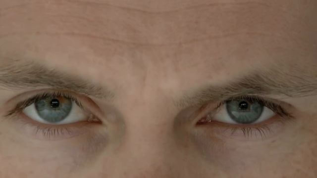 Подростки останавливаются у светофора и видят девушку, пристально смотрящую на них...