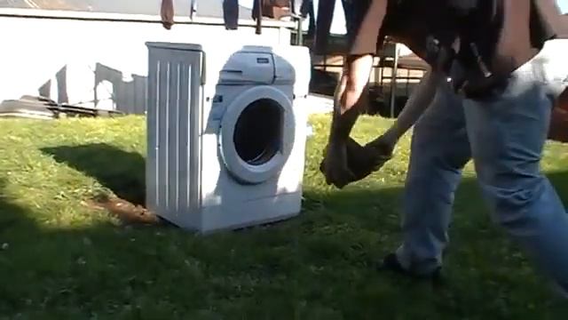 Стиральная машина и кирпич | Washing machine VS Brick смотреть онлайн