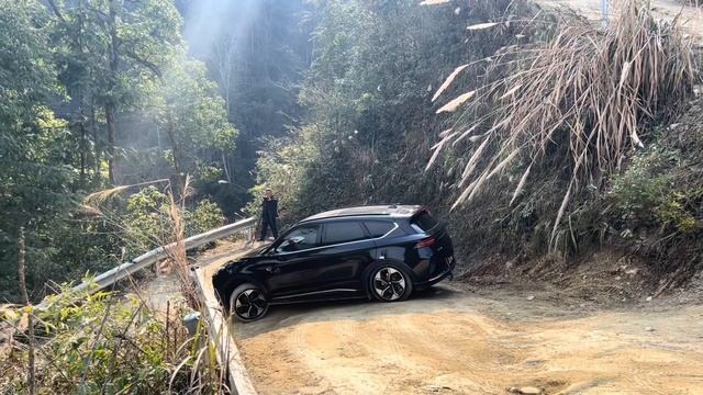 美女嚇得不敢開車，三款嵐圖汽車越野能測試，結果出乎意料！【王成佛半山木屋农场】#offroad#electricvehicle#voyah#car смотреть онлайн