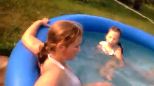 Купаемся в бассейне и загораем смотреть онлайн