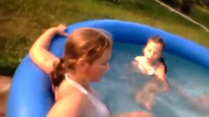 Купаемся в бассейне и загораем