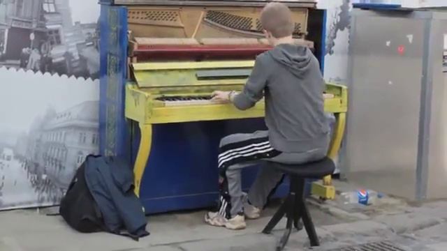 Парень классно играет на пианино ЖЕСТЬ !!!!!!! смотреть онлайн