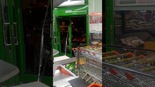 Мазда въехала в магазин "Пятерочка" смотреть онлайн