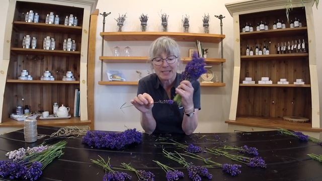 Make Your Own Fresh Lavender Wreath // harvesting and creating with fresh lavender смотреть онлайн