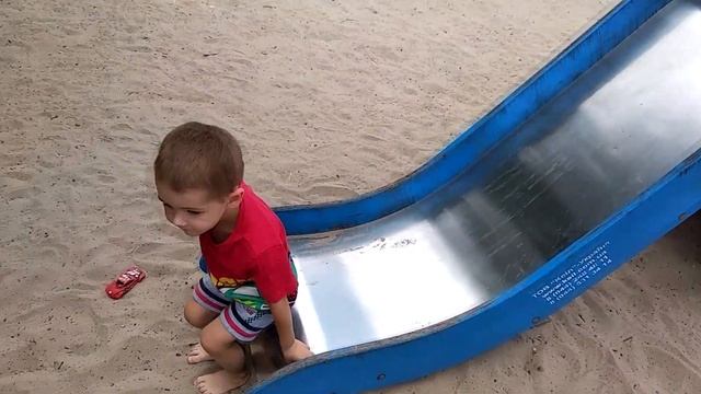 Ребенок в 2,5 года вытворяет невероятные трюки. Ребенок акробат. смотреть онлайн