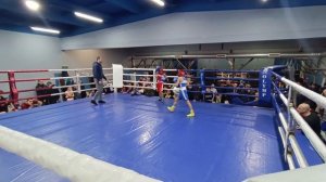 турнир по боксу дети 11 лет 32 кг.  Чхеидзе Эмир  (левша синий ) - Жуков (красный)