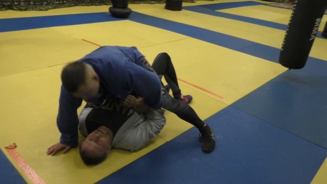 Как сопернику, сидящему сверху, помешать сделать удушение ногами. По просьбе Татьяны Брусенцовой.