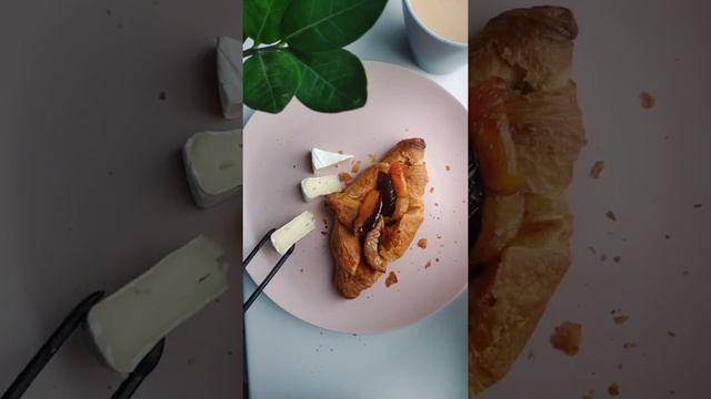 Круассан с жареными сливами и сыром камамбер смотреть онлайн