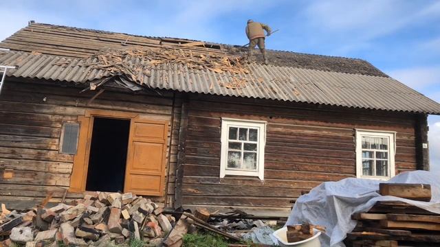 Разбираем старую крышу из шифера и дранки. Ремонт старого дома (Часть 10, День 24-26). смотреть онлайн