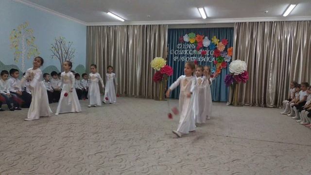 Детский сад №142 "Карамель" г.Грозный - Танец «С цветами», подготовительная группа «Радуга», 2019 г смотреть онлайн