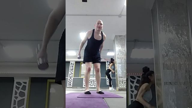 Разгибание рук с гантелями назад в наклоне. Упражнение на трицепс. Силовая. Упражнения с отягощение смотреть онлайн