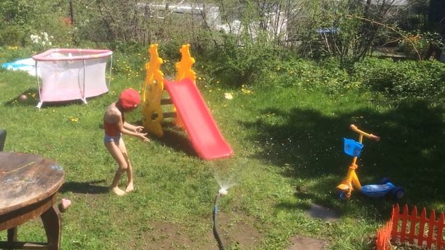 Водяная горка, веселые игры с водой *** Water slide, fun water games смотреть онлайн