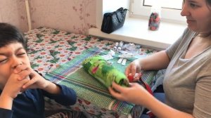 ВОТ ТАК РЕБЕНОК БОИТСЯ УКОЛОВ А вы так можете?! Укол ребенку Мама делает укол дома