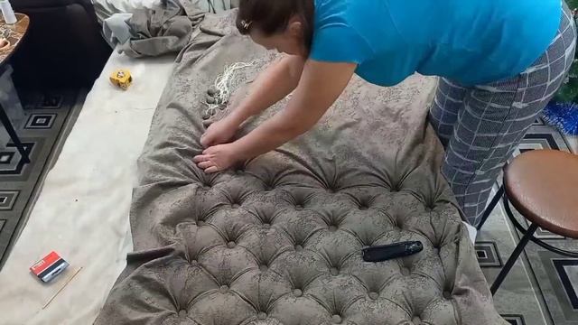 КРОВАТЬ С МЯГКИМ ИЗГОЛОВЬЕМ, КАРЕТНАЯ СТЯЖКА СВОИМИ РУКАМИ смотреть онлайн