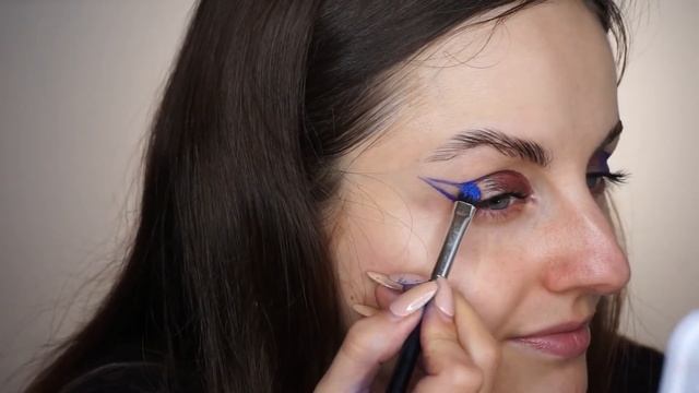 a weird graphic look using loose pigments | makeup tutorial смотреть онлайн
