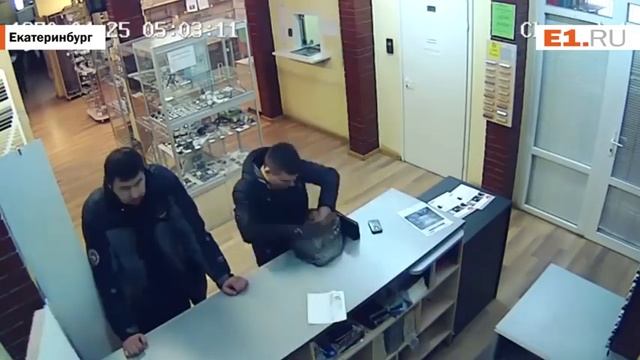 Мужчина стащил борсетку рассеянного покупателя магазина смотреть онлайн