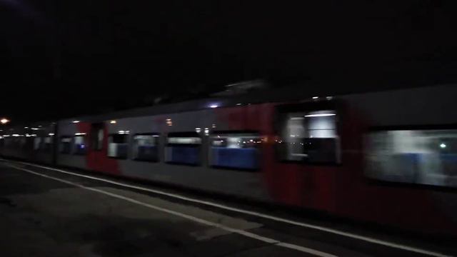Приветливый электропоезд ЭС2ГП-009-Ласточка на станции Обухово смотреть онлайн