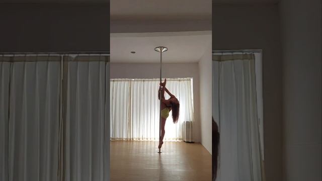 Pole Dance Split // Static Pole #shorts смотреть онлайн