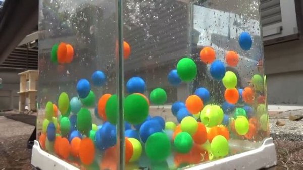 Шарики на пляже, шарики в воде