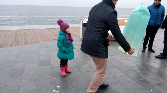Запускаем НеБеСнЫй ФоНаРиК в МОРЕ ??? СИЛЬНЫЙ ВЕТЕР и ВОЛНЫ ??? смотреть онлайн