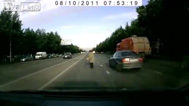 Бабушка переходит дорогу в неположенном месте смотреть онлайн