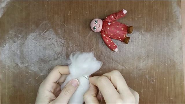 делаем волосики домовëнку Кузе. Волосы для ватной игрушки из шерсти смотреть онлайн