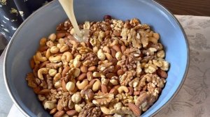 Перемешайте мёд и орехи . Свадебная Ореховая халва Королева стола ?