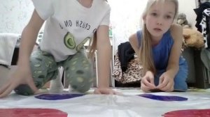 Играем в твистер на ночёвке