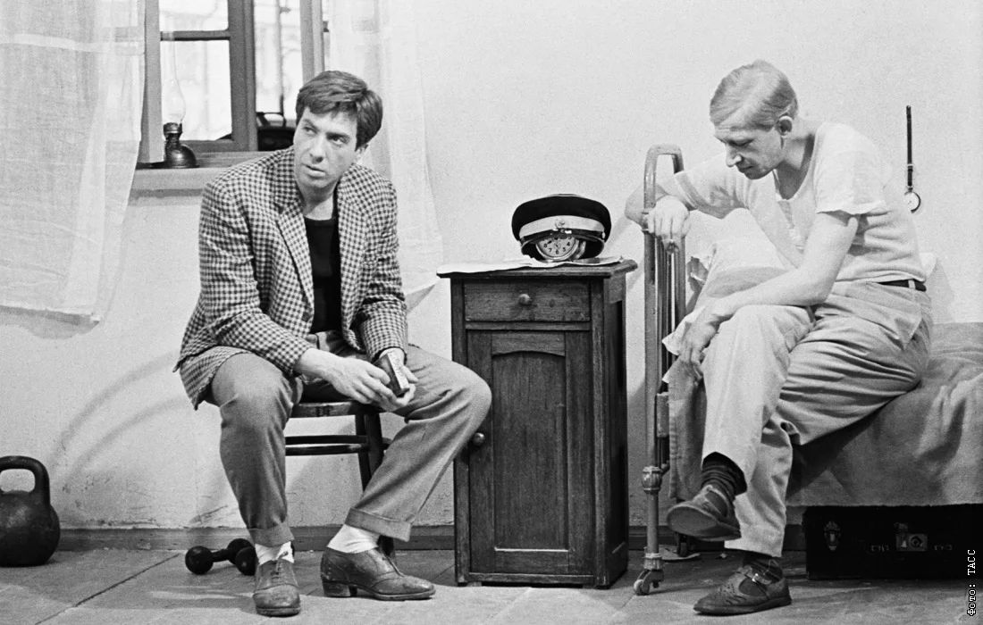 Остап Бендер шантажом забрал у Корейко 1 000 000 рублей. Сколько это по-нашему смотреть онлайн