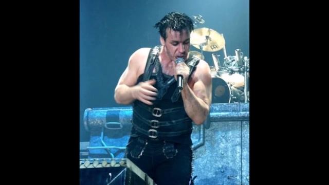 Тилль Ли́ндеманн (Till Lindemann) поет на русском