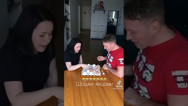 Приколы c TikTok ?. Смешно до слёз ???.Шашки яйцами???. Новый вид игры в шашки ???. смотреть онлайн