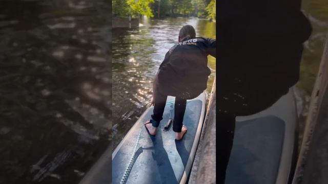 Как выйти на воду на сапе с набережной? Объясняем и показываем два способа ?♀️ #beaverssupschool смотреть онлайн