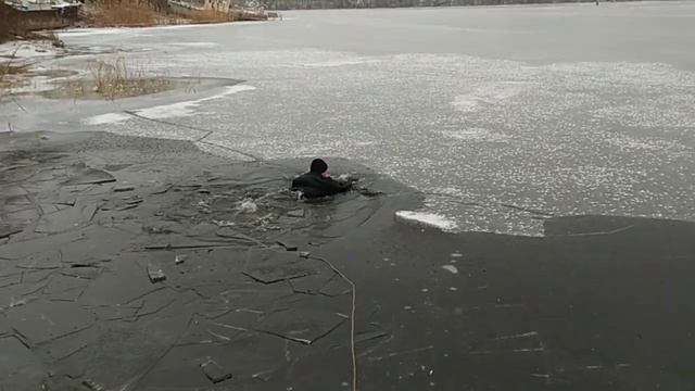 Вот примерно так нужно делать когда провалился под лёд. смотреть онлайн