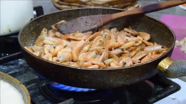 Жареные креветки на сковороде. Сюрприз для папы на день рождения. смотреть онлайн