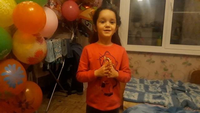 Девочка очень мило рассказывает стих про маму!??? смотреть онлайн