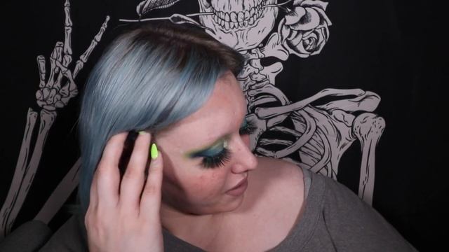 OPPOSITE DAY MAKEUP TUTORIAL смотреть онлайн