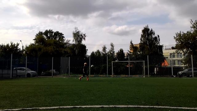 Тренировка по футболу. Прием разными частями тела и прием с уходом высоко летящего мяча. смотреть онлайн