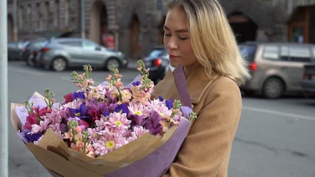 Букет из ирисов, кустовой хризантемы, альстромерий и маттиолы в упаковке смотреть онлайн