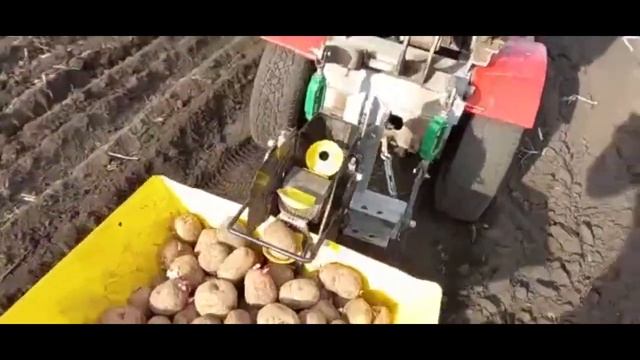 Минитрактор переломка. Посадка картофеля картофелесажалкой смотреть онлайн