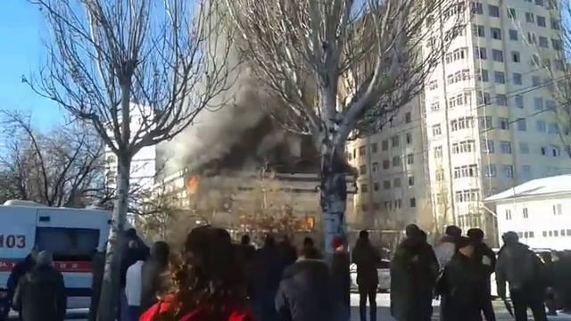 Здание на ул.Токомбаева сгорело полностью, начала обваливаться крыша смотреть онлайн